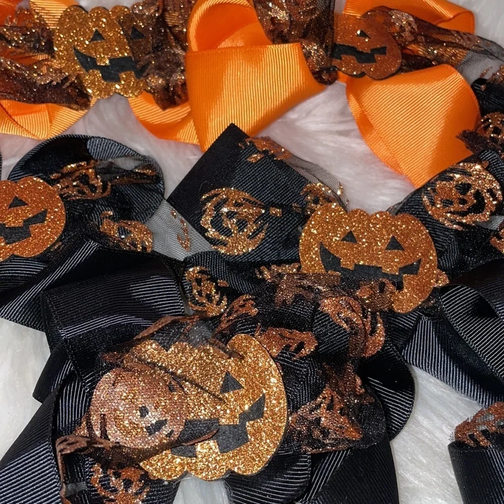 Bundle of 8 Halloween‎ bows!